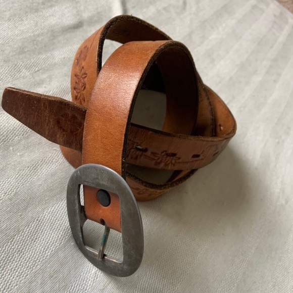 Lee cognac leather floral tooled belt size 34 - Picture 3 of 3